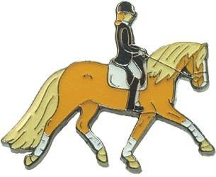 Przypinka-HR-z-koniem-dresażowym-izabelowatym-9761_2.jpg