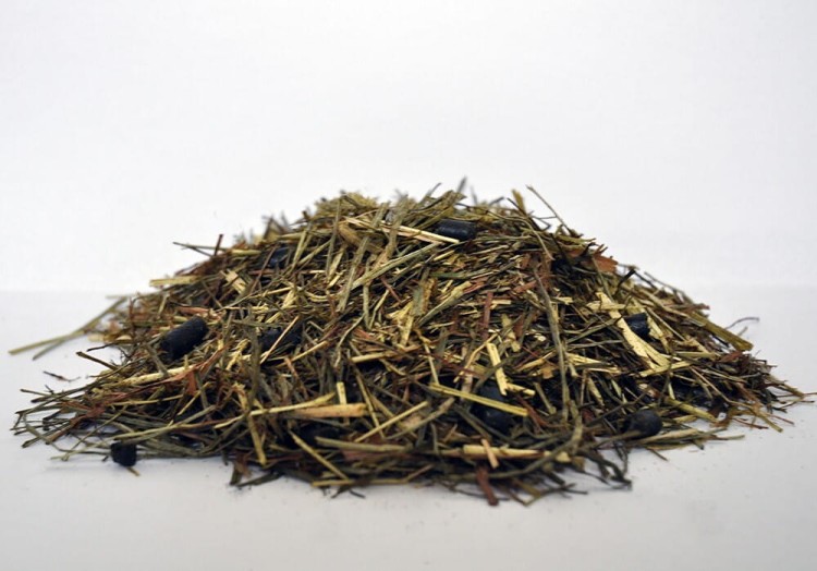 dengie-meadow-grass-with-herbs-15kg-sieczka-dla-koni-z-dodatkiem-ziol (1).jpg